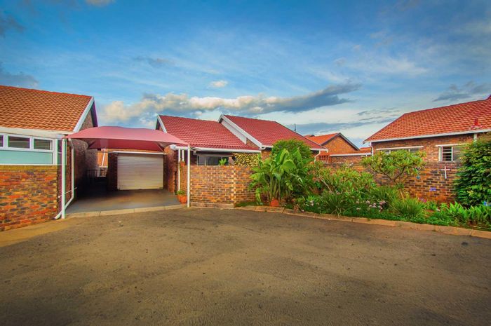 Noordheuwel Townhouse For Sale: 2 bedrooms, private garden, secure parking, pet-friendly.