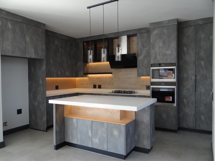 House for Sale in Midstream Estate: 4 Bedrooms, 3.5 Baths, and 3 Garages.