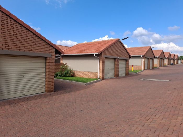 For Sale: 3-Bedroom Townhouse in Mooikloof Ridge with security and amenities.