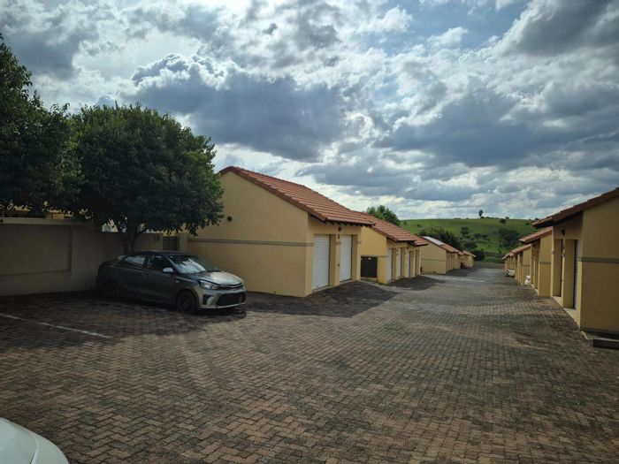 For Sale: 3-Bedroom Townhouse in Mooikloof Ridge with double garage and amenities.