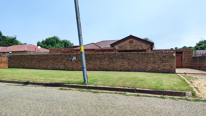 For Sale: House in Selection Park with flatlet, pool, and large garage.