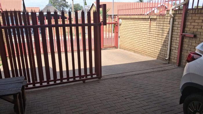 For Sale: House in Reyno Ridge with 2 beds, double garage, and low-maintenance garden.