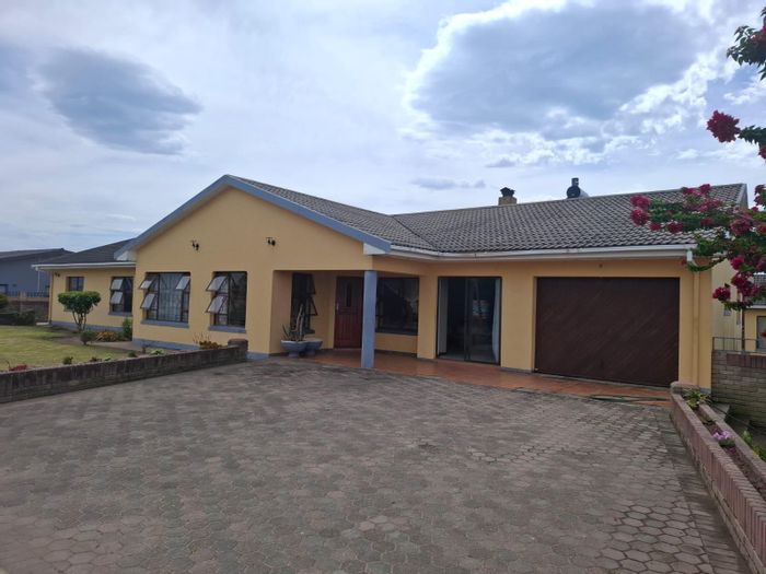 Versatile 4-Bedroom House in Pacaltsdorp For Sale – Ideal for Investment Opportunities.