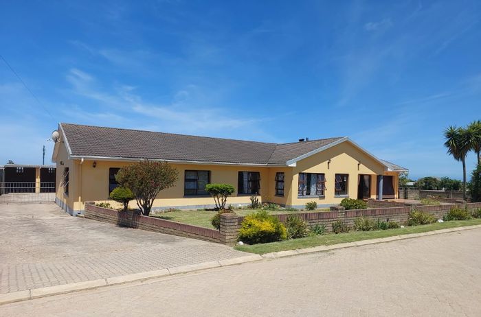 Versatile 4-Bedroom House in Pacaltsdorp – Ideal for Investment or Multi-Use Living.