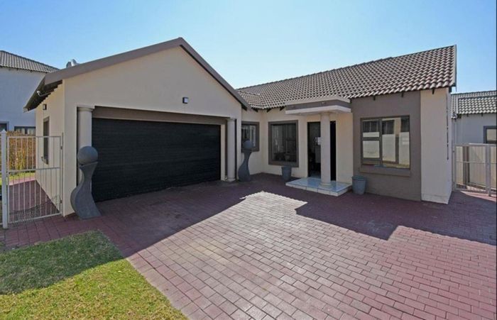 For Sale: House in Thatchfield Estate with 3 beds, office, garden, and braai.
