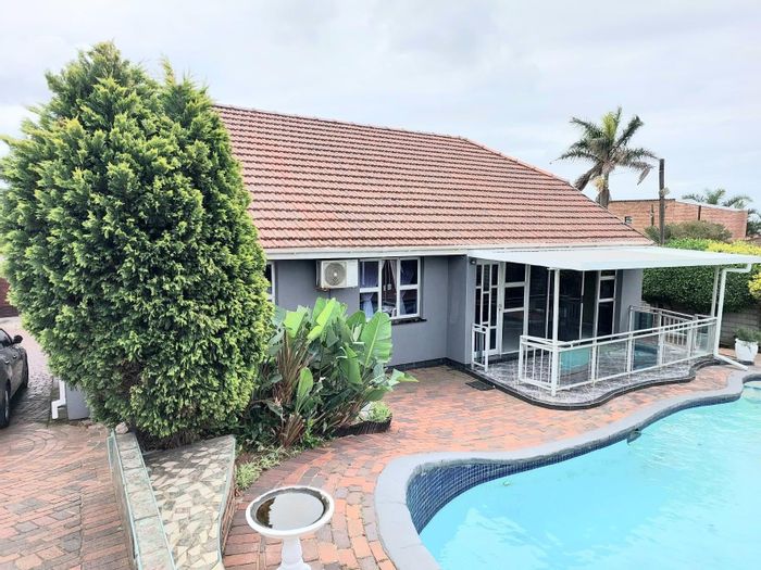 Bluff House For Sale: 3 Bedrooms, pool, Lapa, parking, family-friendly living.
