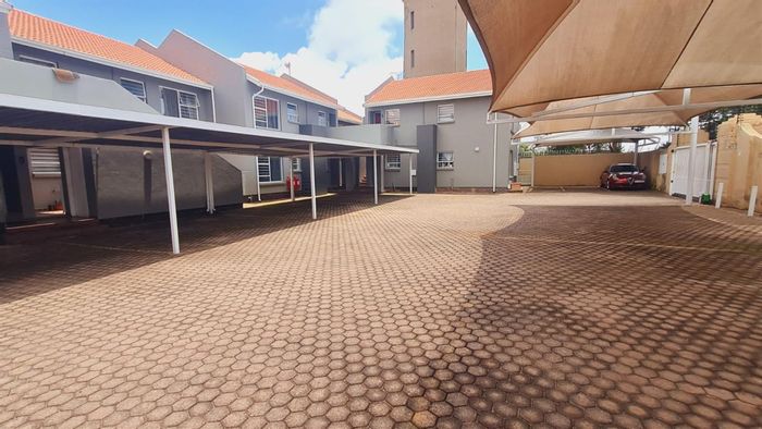 For Sale: Townhouse in Horison with 2 bedrooms, garden, and secure parking.