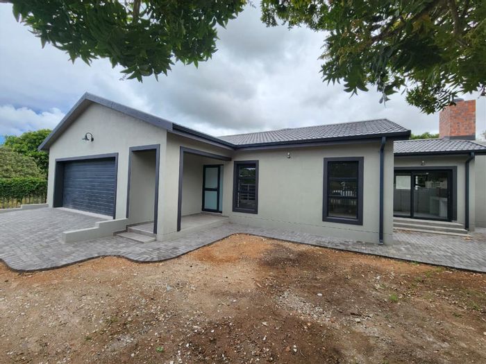 Aston Bay House For Sale: 3 bedrooms, open-plan living, near lagoon and beach.