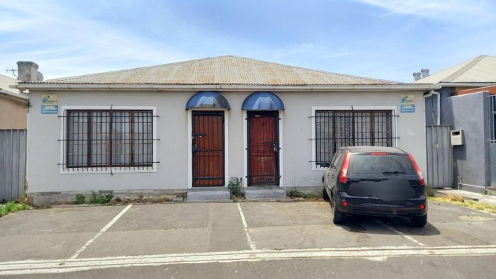 For Sale: Multi-tenanted house in Maitland with 6 bedrooms, 2 bathrooms.