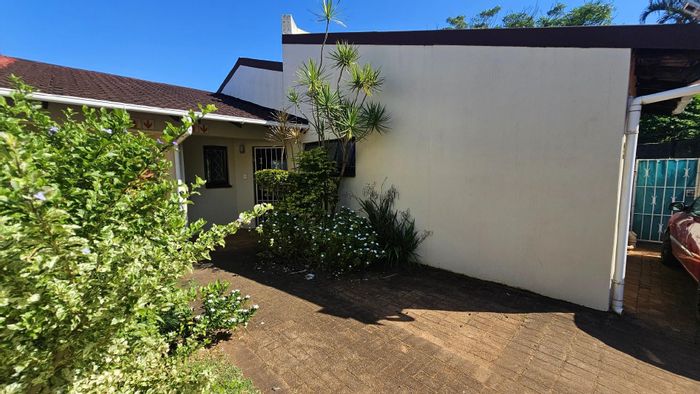 Uvongo Apartment For Sale: 3 Bedrooms, pool, pet-friendly garden, garage, and visitors parking.
