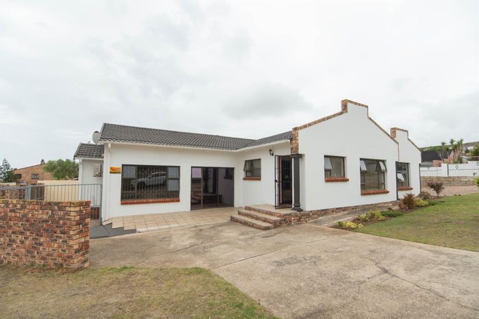 For Sale: Versatile 4-Bedroom House in Bethelsdorp with Dual Parking and Office Space.