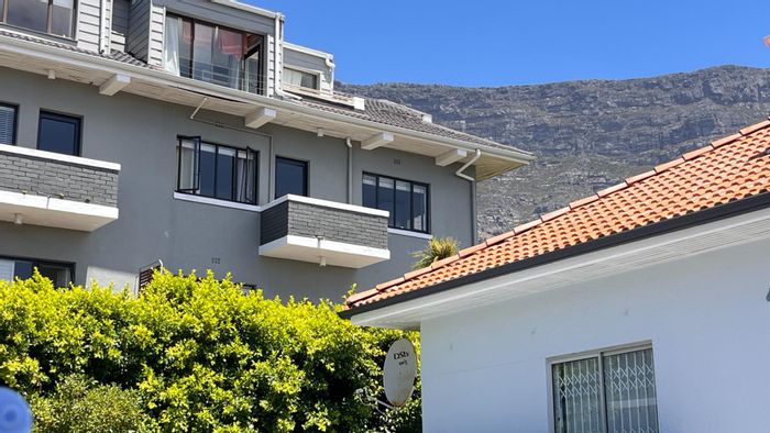 1-Bedroom Apartment in Gardens To Rent: Balcony, Secure Access, Cat Friendly.