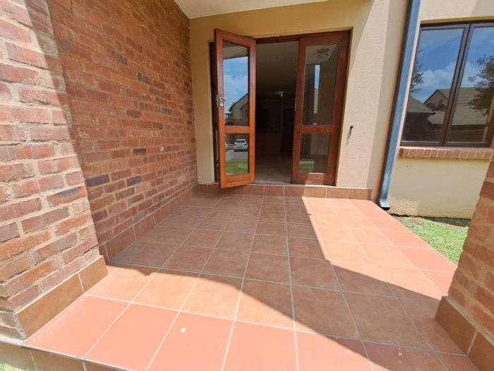 House To Rent in Carlswald: Open plan living, communal garden, convenient amenities.