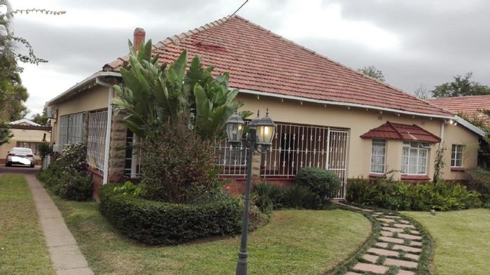 For Sale: Scottsville House with 21 student beds, flatlet, and high occupancy.