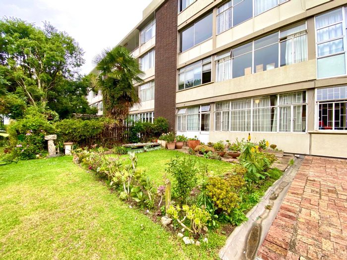 Eltonhill Apartment For Sale: Ground floor, garden, pool, secure complex, close to amenities.