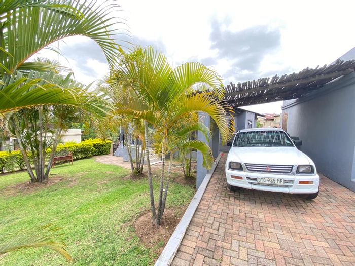 For Sale: Townhouse in Stonehenge with 3 bedrooms, 2 bathrooms, and 2 garages.