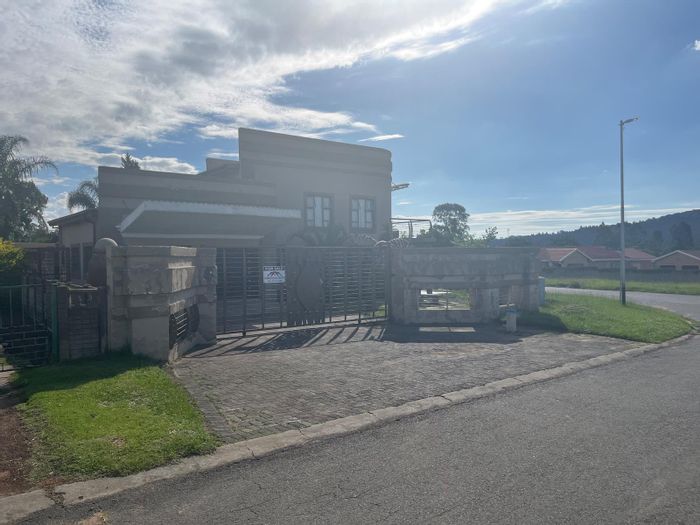 Dundee Central House For Sale: 4 beds, pool, balcony, double garage, mountain views.