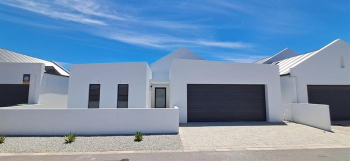 For Sale: House in Britannia Bay, 2 beds, beach access, low-maintenance living.