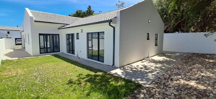 For Sale: House in Shelley Point with 4 en-suite bedrooms and golf estate amenities.