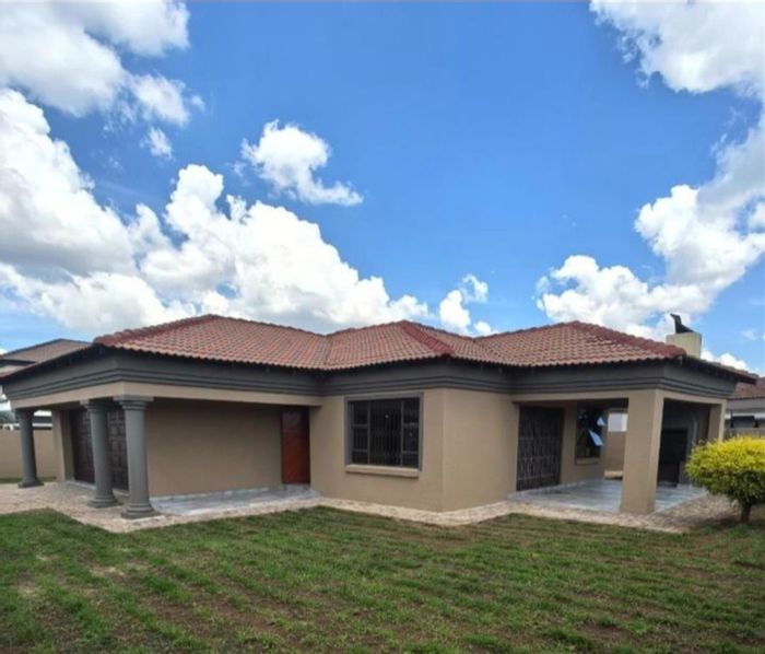 For Sale: House in Aerorand with 3 bedrooms, open-plan living, and outdoor braai.
