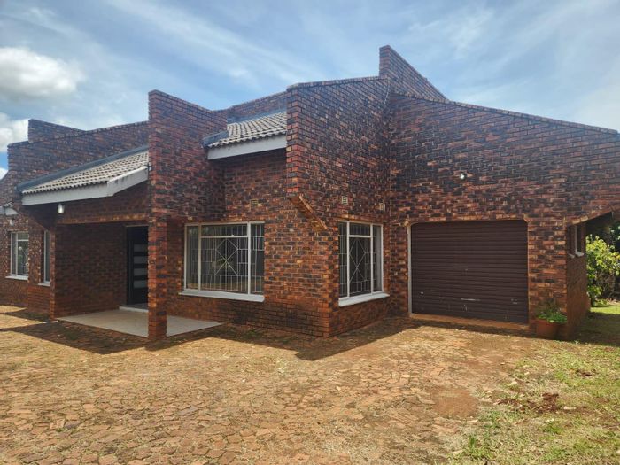 House To Rent in Aquapark: 3 bedrooms, pet-friendly, spacious yard, secure garage.