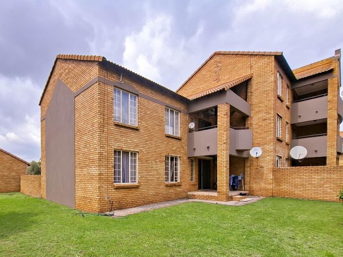 Highveld Townhouse For Sale: 2 Bedrooms, Large Garden, Clubhouse, Pool, Tennis Courts.