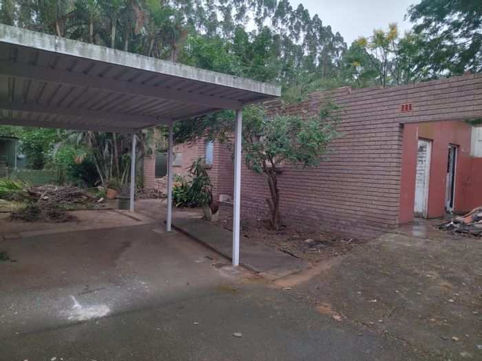 House for Sale in Kwambonambi Central: Pool, walled yard, renovation potential.