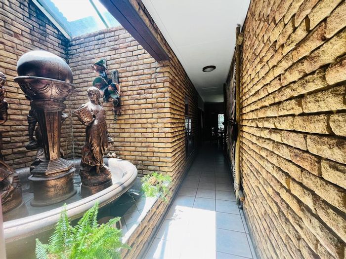 Vanderbijlpark Se House For Sale: 3 beds, lapa, solar system, study, garage.