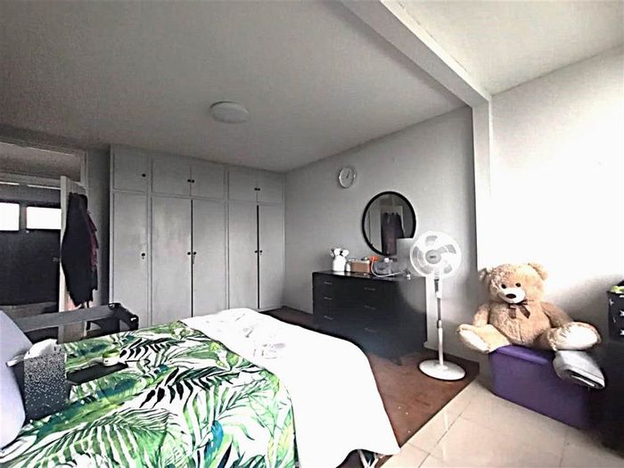 One-bedroom apartment in Musgrave with sea views, pool, and secure access.