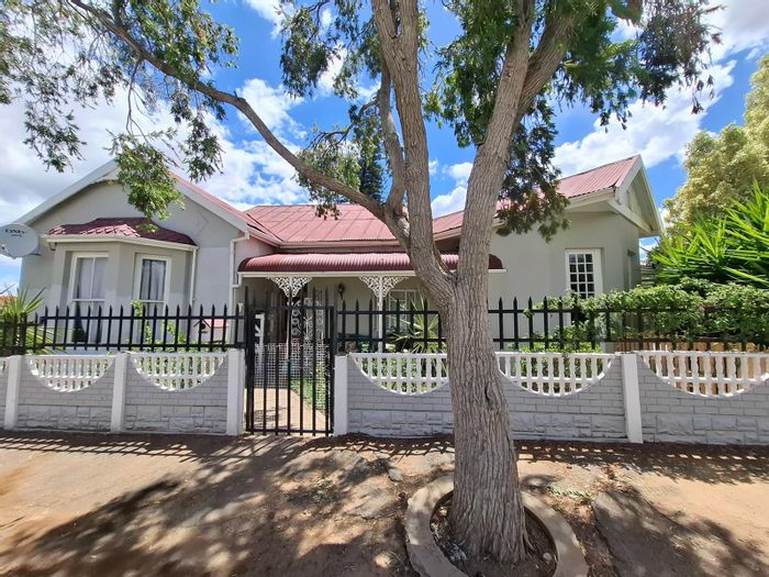 House for Sale in Oudtshoorn North: 4 beds, flat, garden, braai area.