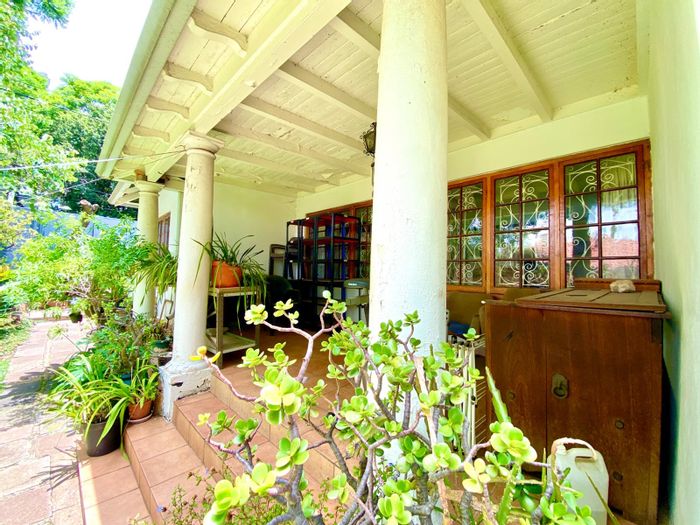 Cottage To Rent in Mountain View: Spacious, secure, with garden and parking included.