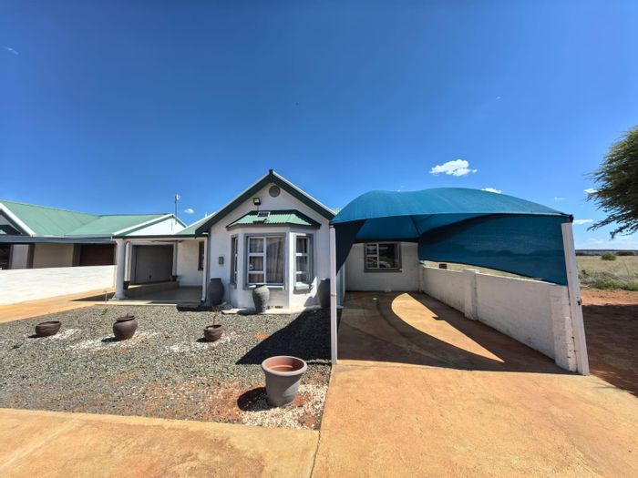 For Sale: House in Camelot with open-plan living, entertainment room, and garden.