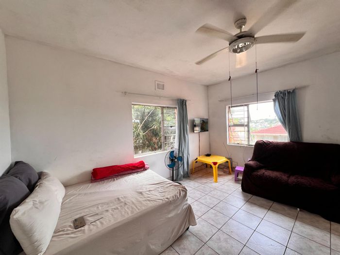 Umbilo Apartment To Rent: 1 Bedroom, secure with built-in cupboards and practical kitchen.