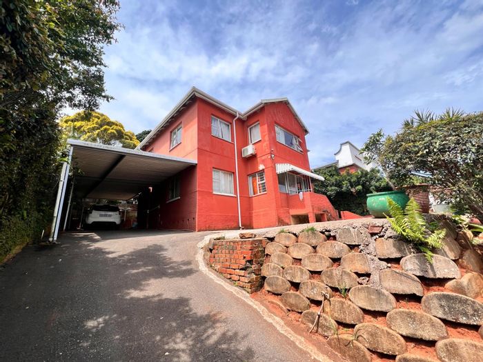 Umbilo Apartment To Rent: 1 Bedroom, secure, practical kitchen, private outdoor space.