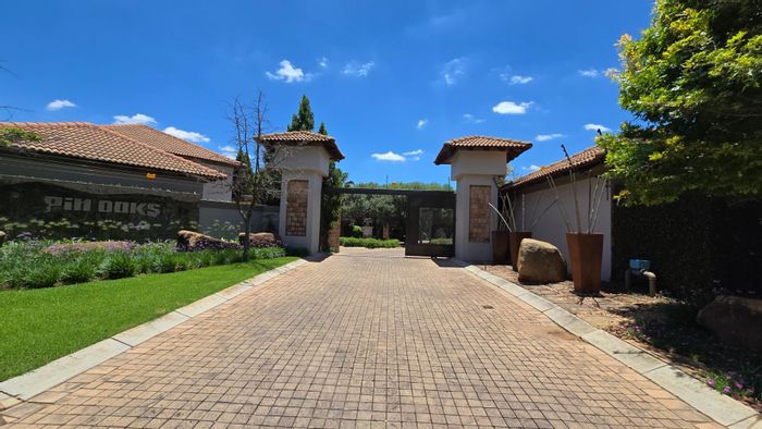 For Sale: House in Silverwoods Country Estate with 3 Bedrooms, Pool, and 4 Garages.