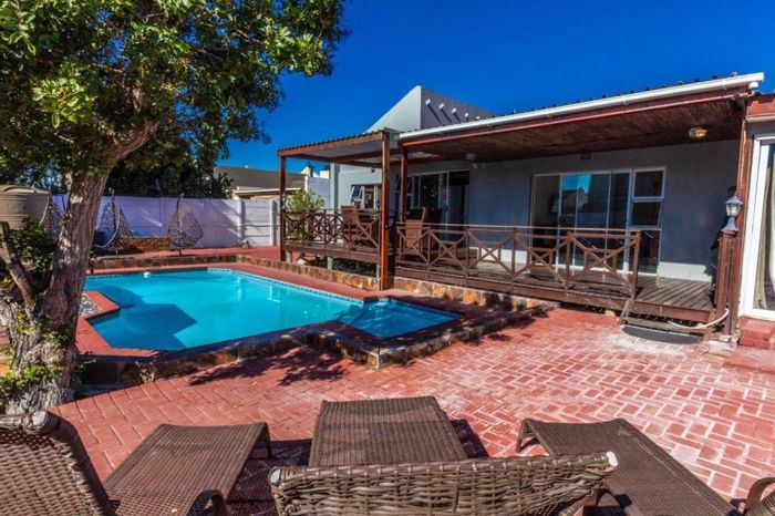 For Sale: House in West Riding with 7 bedrooms, pool, and secure parking.