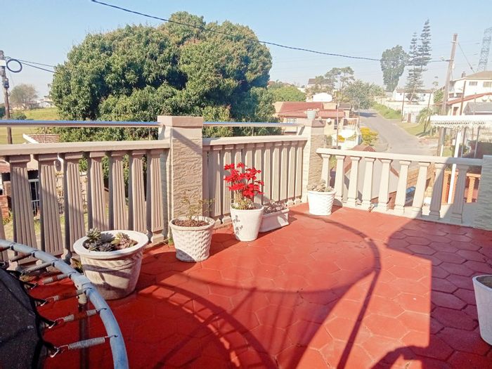 2-bedroom house to rent in Bayview with air conditioning, pet-friendly, and secure access.