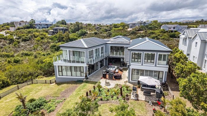 Pezula Golf Estate House For Sale: 5 bedrooms, golf views, versatile living spaces.