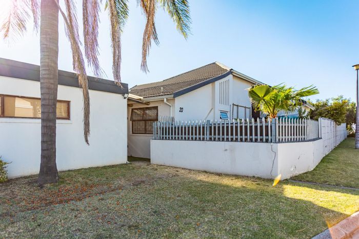 For Sale: House in Panorama with 3 bedrooms, double garage, and spacious patio.