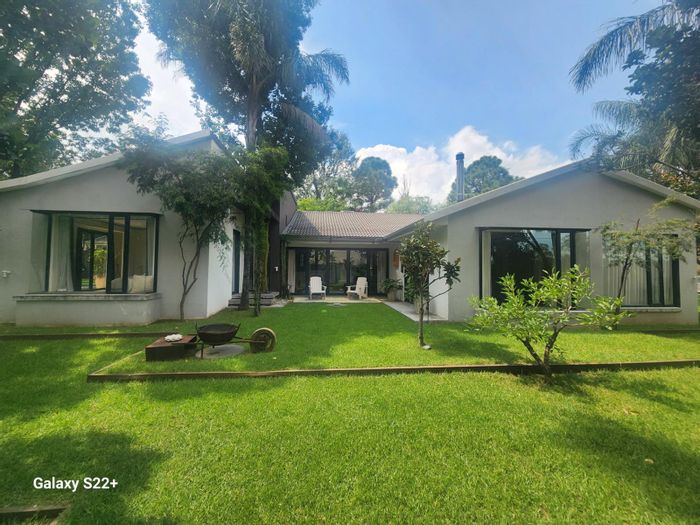 Sunninghill House For Sale: 3 Bedrooms, Solar Power, Balconies, Open Plan Living.