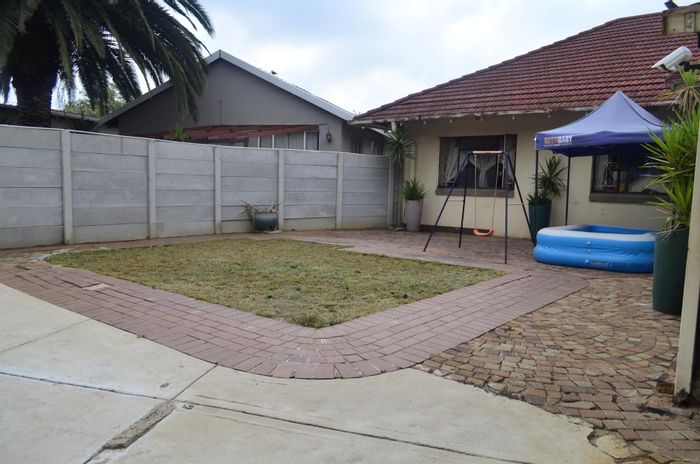 House To Rent in Parkdene: 3 bedrooms, shared amenities, patio, close to parks.