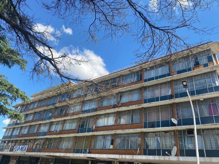 Witbank Central Apartment For Sale: 2 Bedrooms, Open-Plan Lounge, Cozy Kitchen.