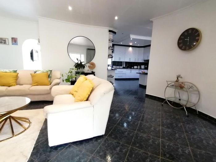 For Sale: House in Shelly Beach with flatlet, spacious yard, and parking.