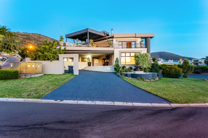 For Sale: 8 Bedroom House in Baronetcy Estate with pool, garden, and security.