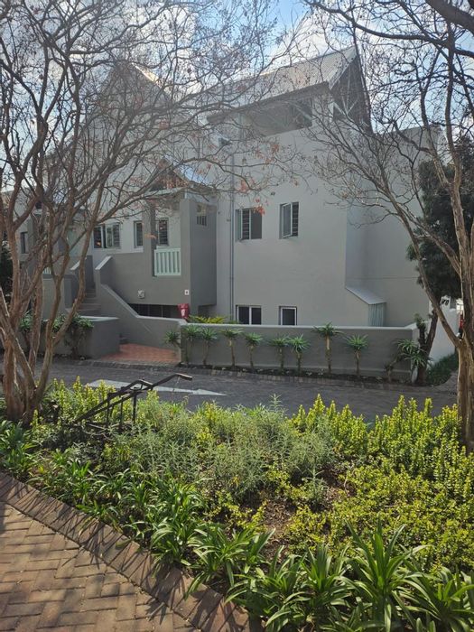 For Sale: 2-Bedroom Apartment in Fourways with clubhouse, gym, pool, and security.