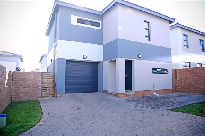 House to Rent in Thatchfield Estate: 3 Bedrooms, private yard, close to amenities.