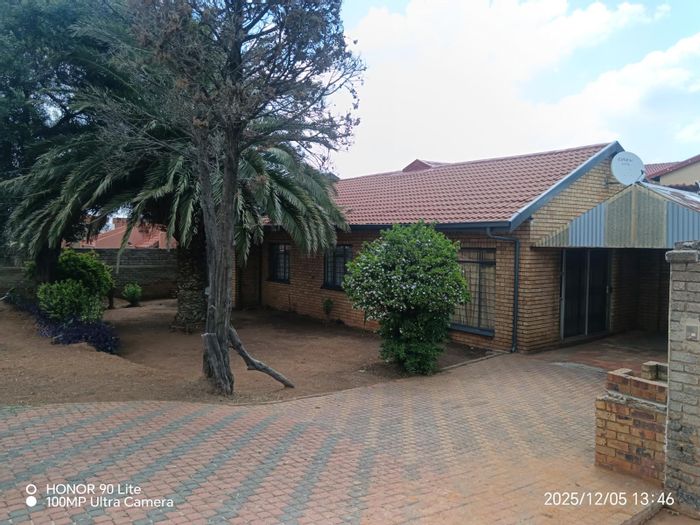 4-Bedroom House For Sale in Diepkloof with garden, garages, and fibre connectivity.