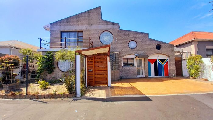 For Sale: Spacious 6-bedroom house in Maitland with flats, security, and parking.