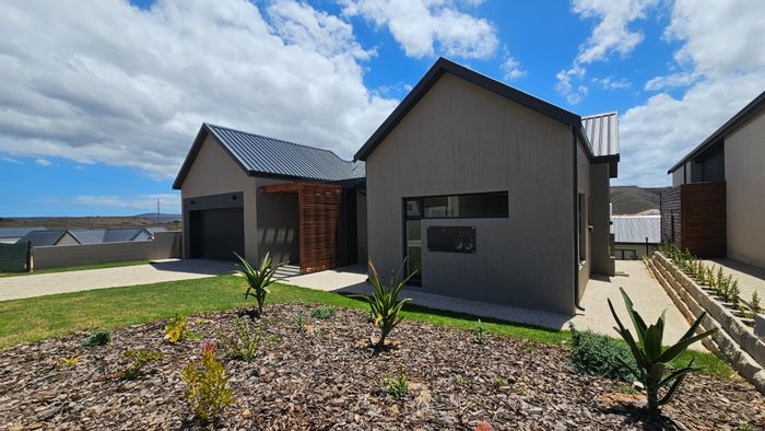 For Sale: House in Outeniquasbosch with 5 en-suite bedrooms, wildlife estate amenities.