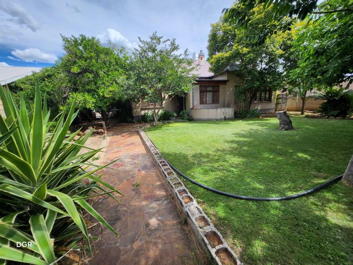 Boshof Central House For Sale: 4 bedrooms, flatlet, borehole, spacious yard.
